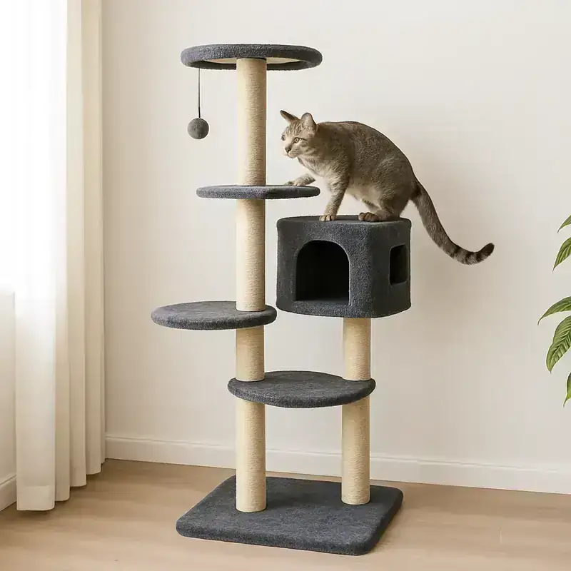 Un arbre à chat complexe avec plusieurs plateformes, un grattoir et des jouets suspendus
